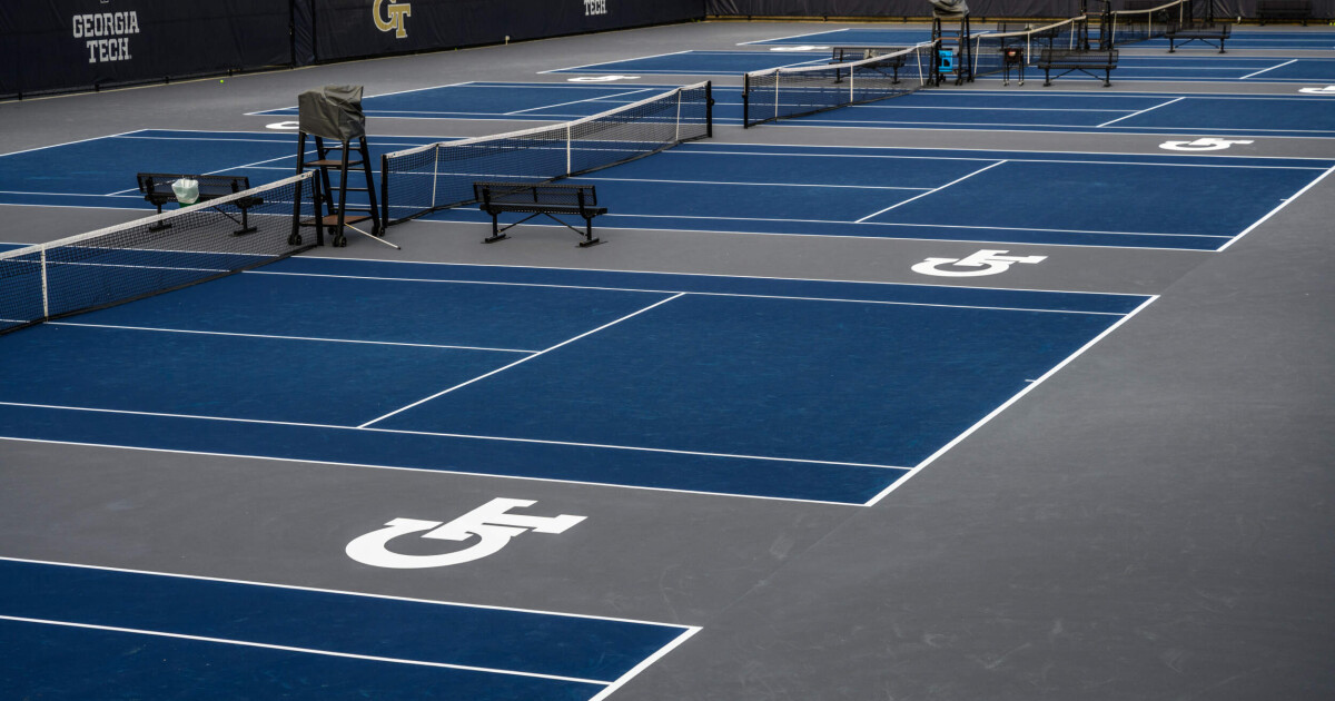 Bilchev súťaží vo wimbledonských juniorkách – ženskom tenise – žltých technických bundách Georgia