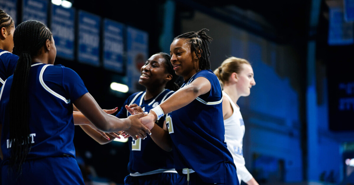 Women’s Basketball Leaps to No. 17 in AP Poll