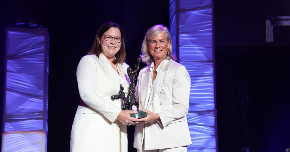 Donehew Officially Inducted Into Women’s Basketball Hall of Fame