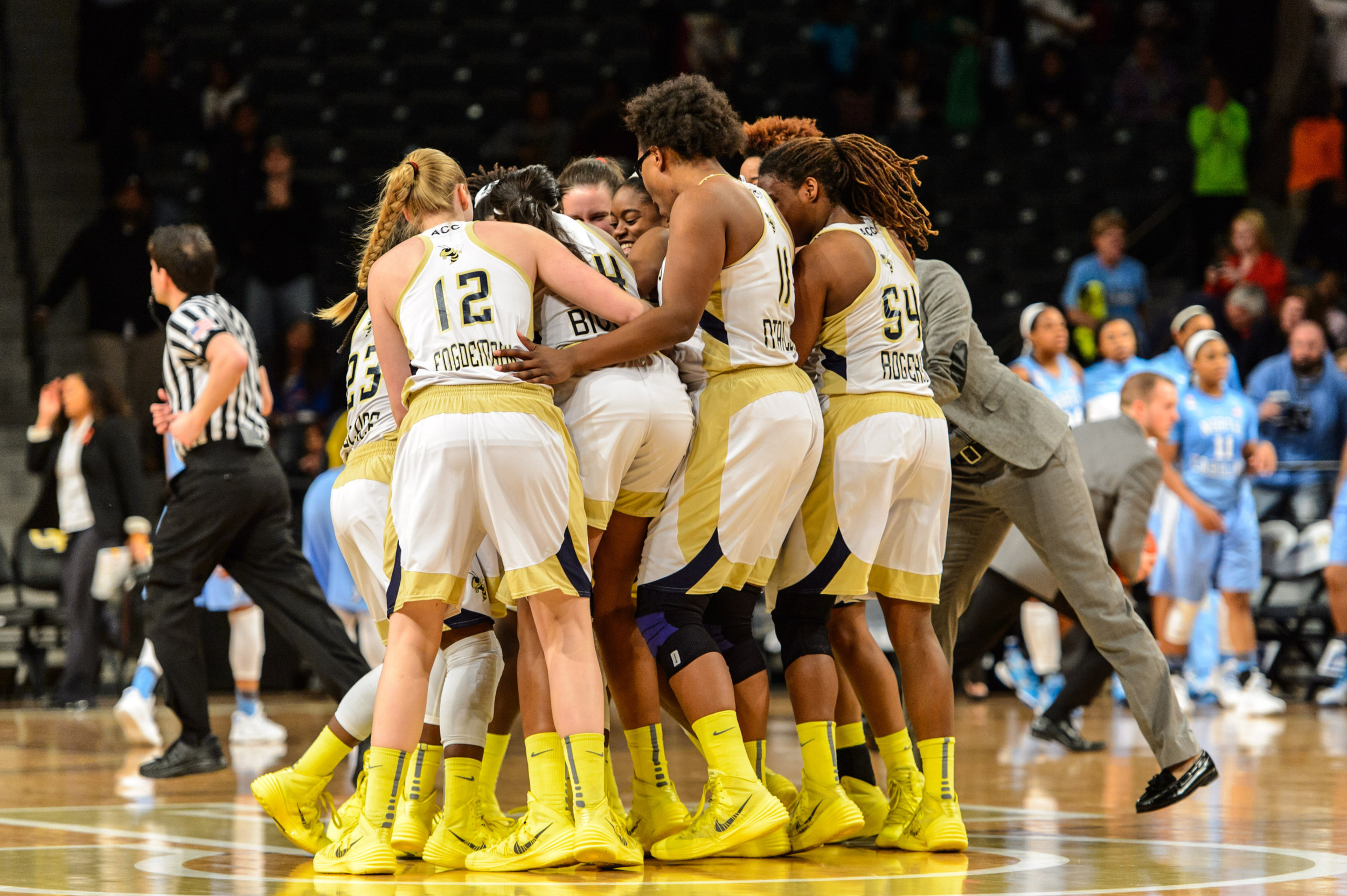 The team celebrates the upset over #13 UNC