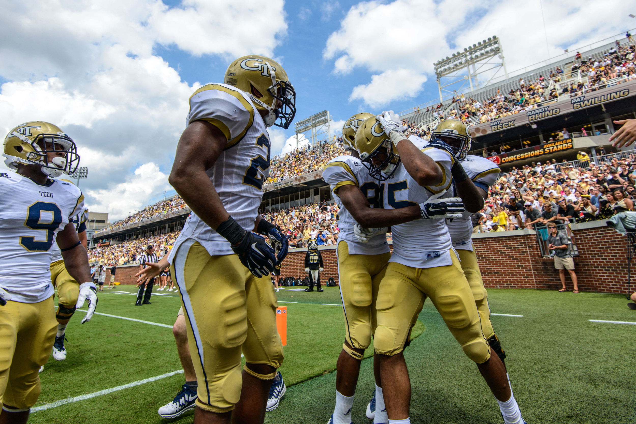 The team celebrates DeAndre Smelter's (15) touchdown