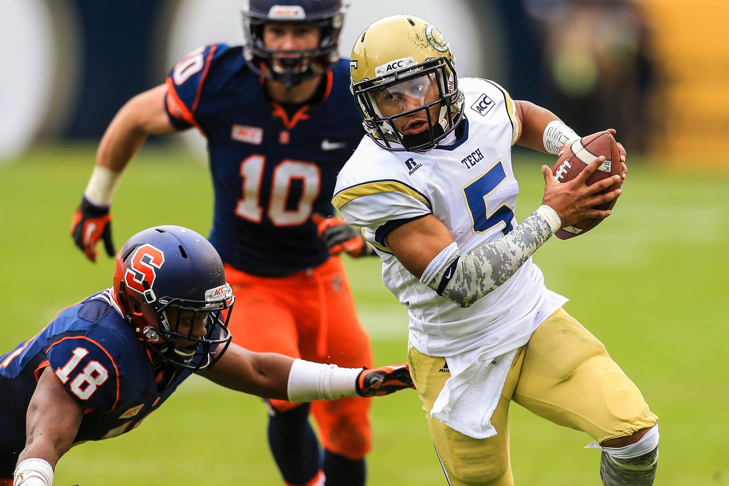 Justin Thomas (5) runs the ball in the second half. Georgia Tech won 56-0. Mandatory Credit: Daniel Shirey-USA TODAY Sports