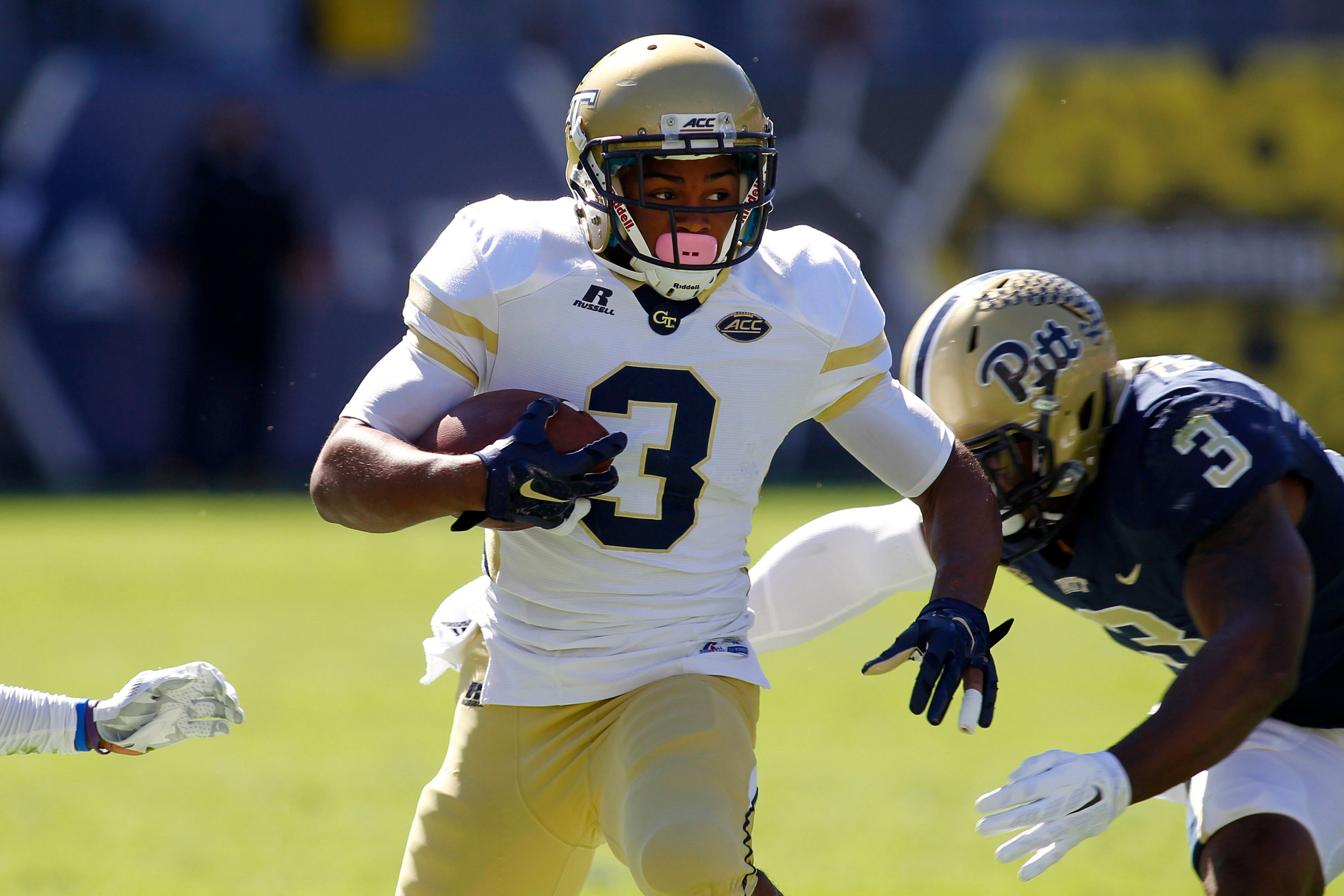 Yellow Jackets running back Isiah Willis (3) runs the ball against the Pittsburgh Panthers. Brett Davis-USA TODAY Sports