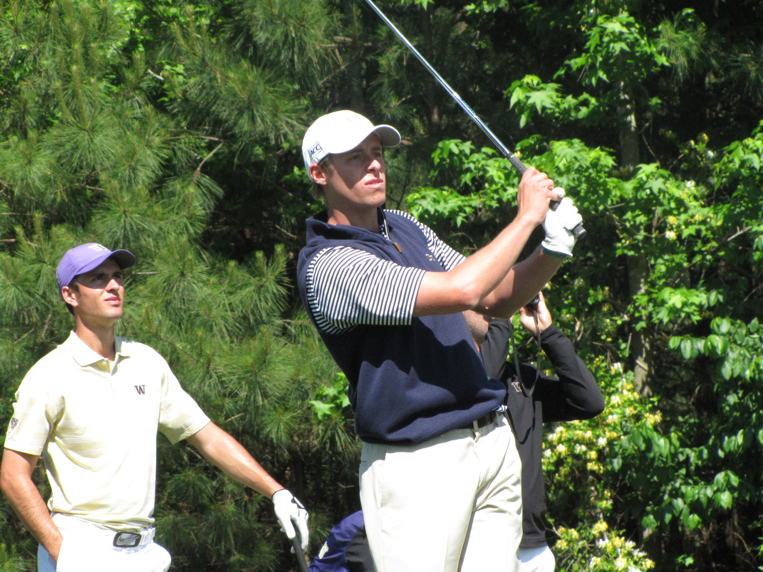 Bo Andrews hits his tee shot at No. 4 during the final round of the NCAA Raleigh Regional.
