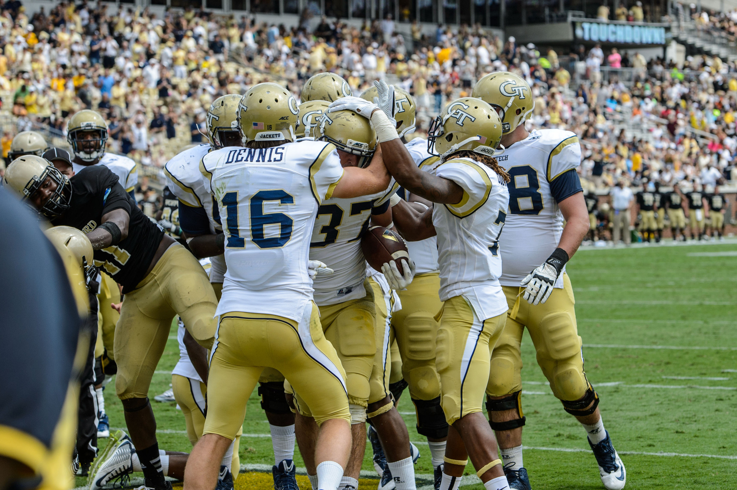 The team celebrates Zach Laskey's (37) touchdown