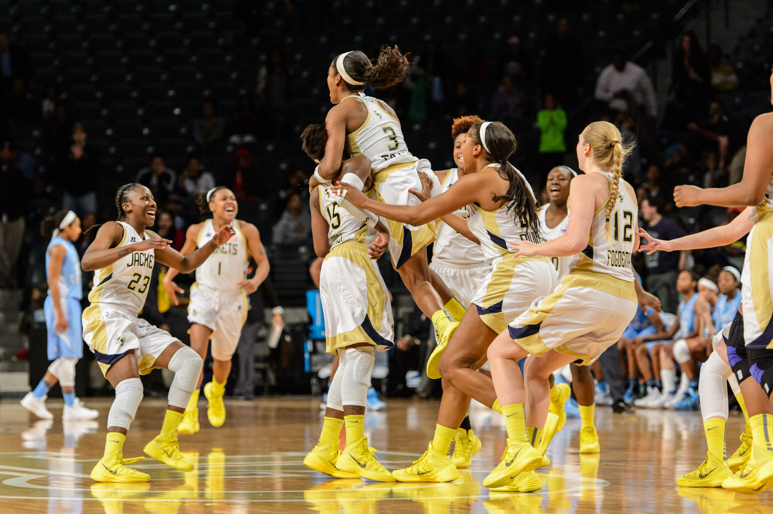 The team celebrates the upset over #13 UNC