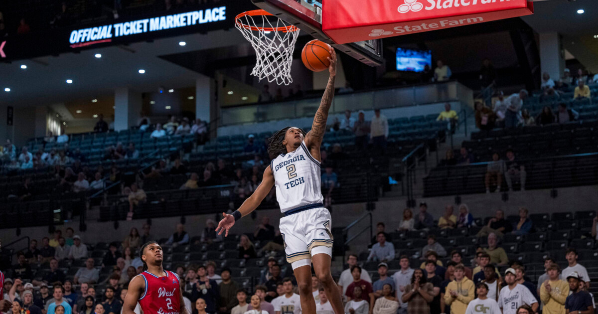 Men’s Hoops Cruises in Season Opener Men’s Hoops Cruises in Season Opener