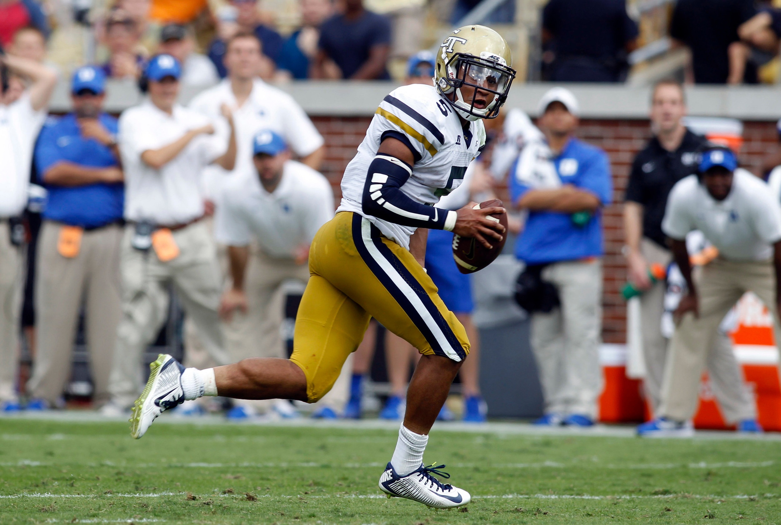 Quarterback Justin Thomas (5) runs the ball. (Brett Davis-USA TODAY Sports)