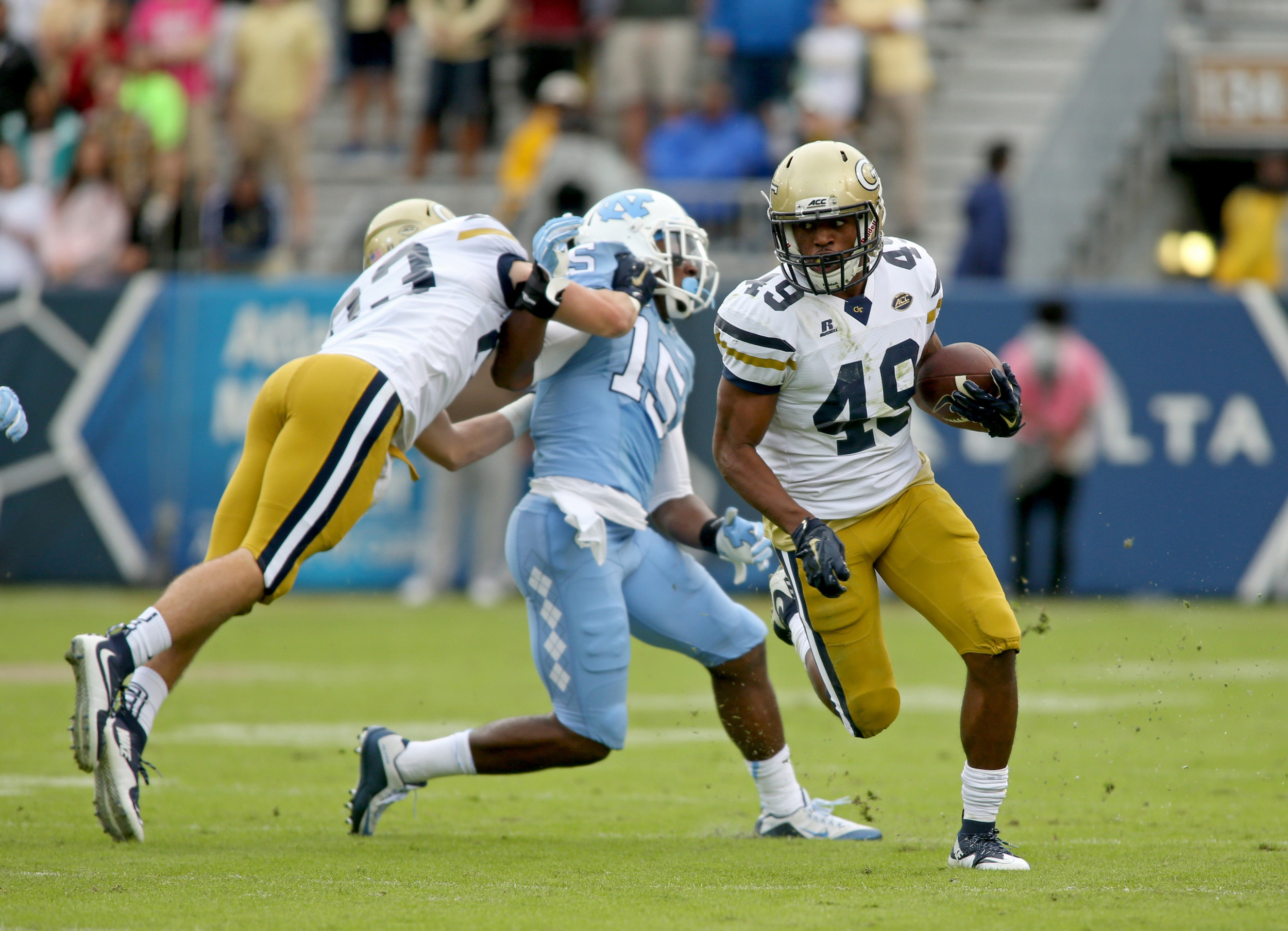 Clinton Lynch runs for a first down as Georgia Tech Yellow Jackets wide receiver Brad Stewart blocks. Jason Getz-USA TODAY Sports