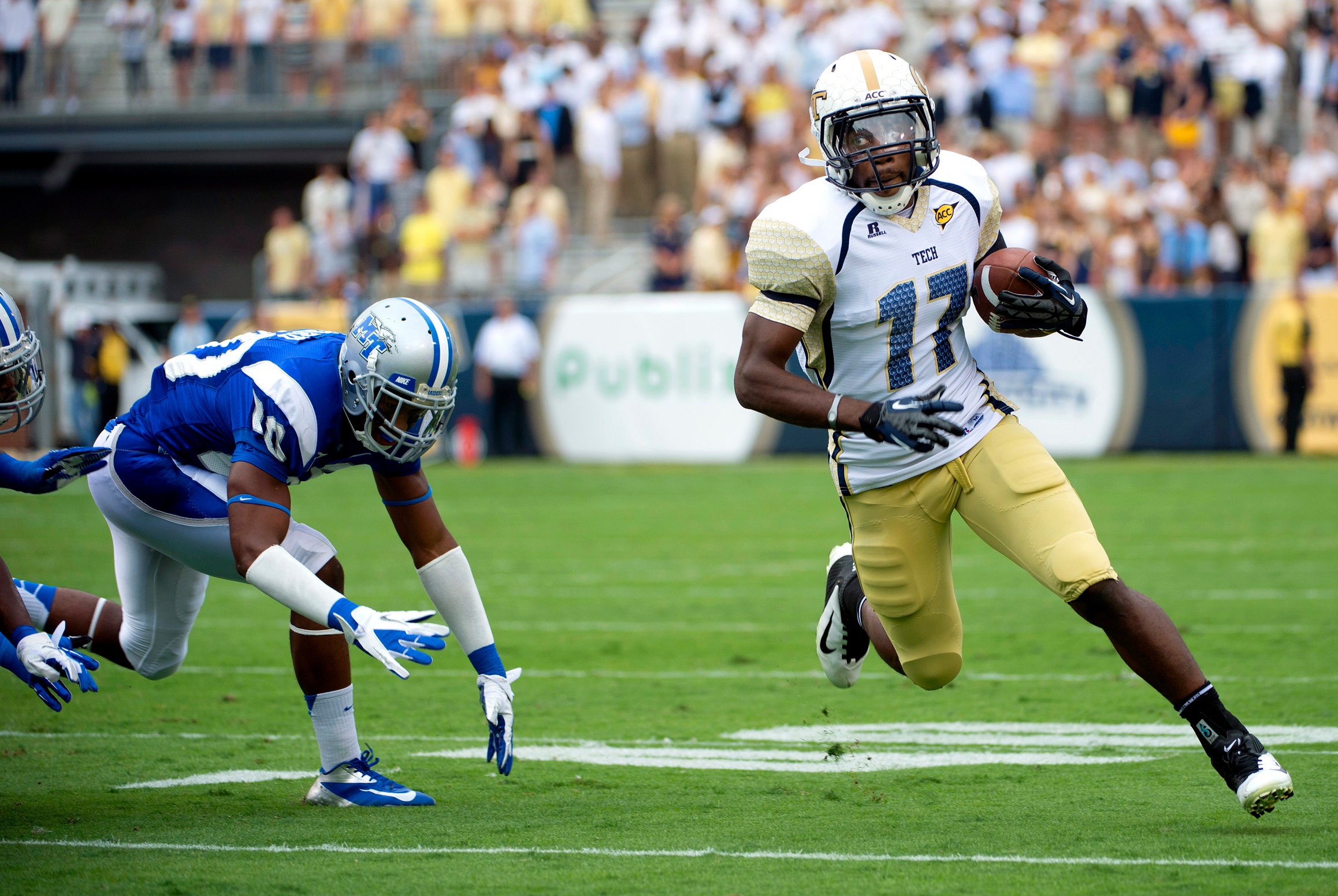Georgia Tech running back Orwin Smith eludes Middle Tennessee State defenders in the first half. (AP Photo/Rich Addicks)