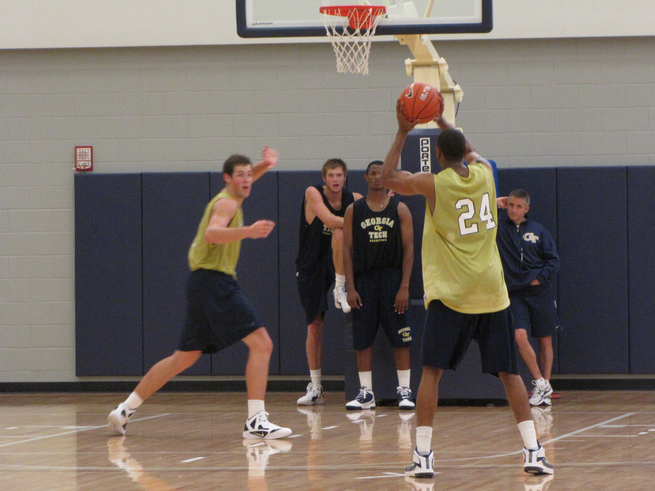 Kammeon Holsey looks to pass inside to Daniel Miller.