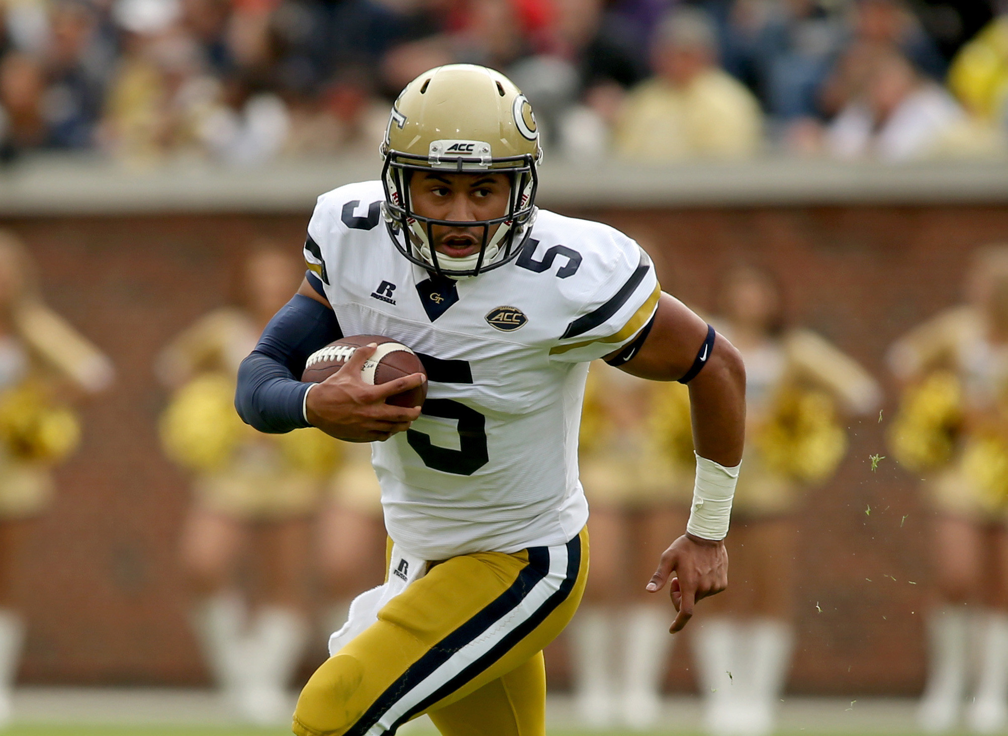 Justin Thomas runs in the first quarter of their game against the North Carolina Tar Heels. Jason Getz-USA TODAY Sports