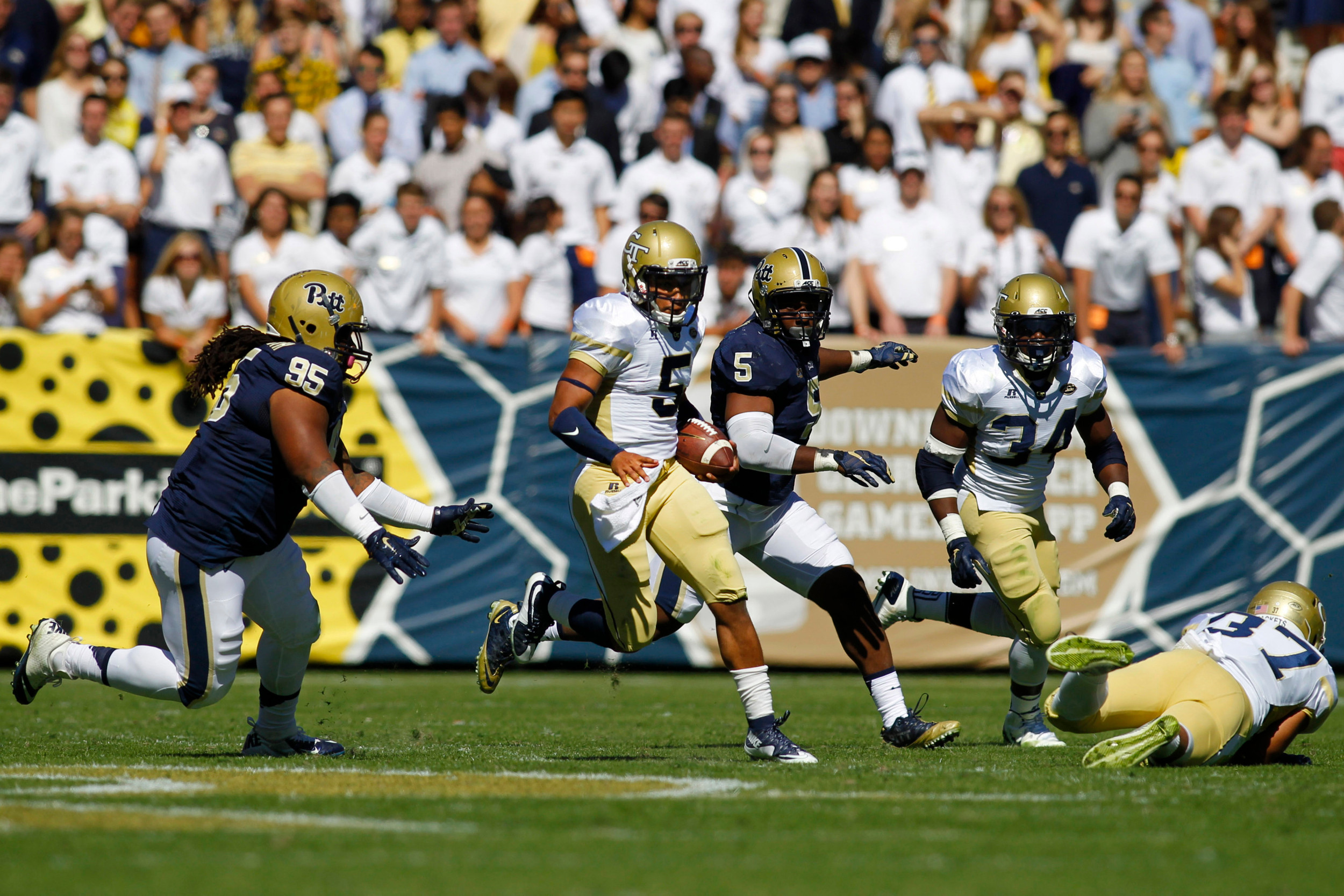 Yellow Jackets quarterback Justin Thomas (5) Brett Davis-USA TODAY Sports