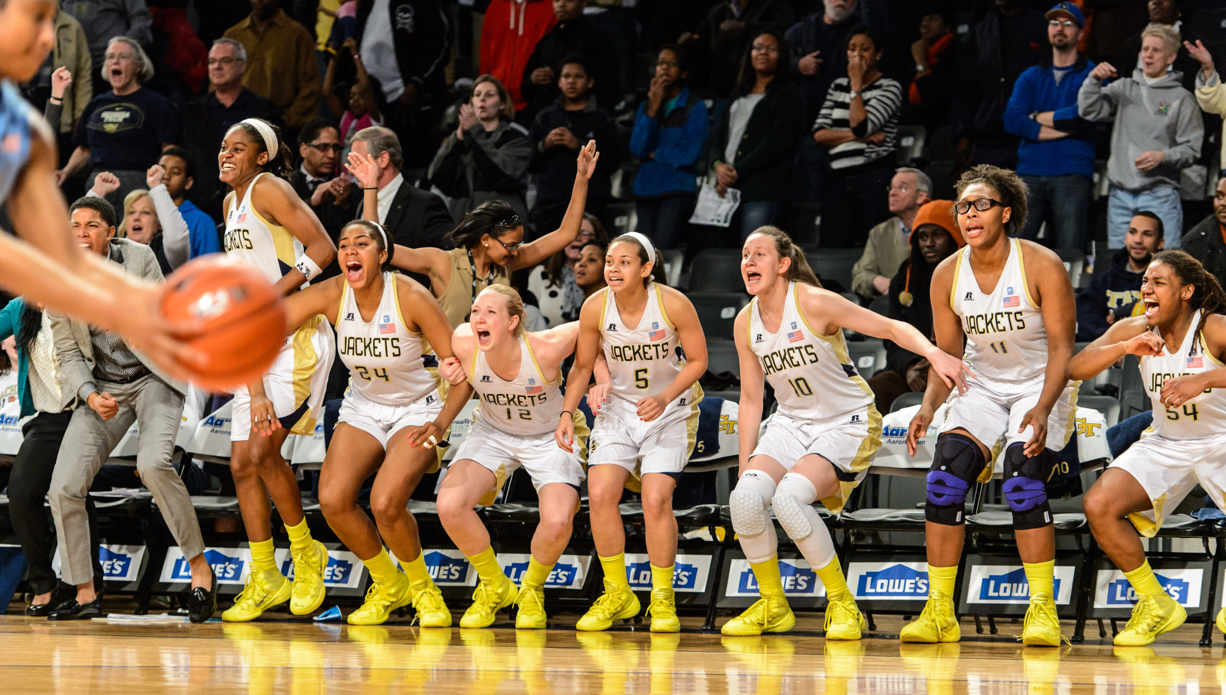 The team celebrates Ty Marshall's 32nd point of the game.