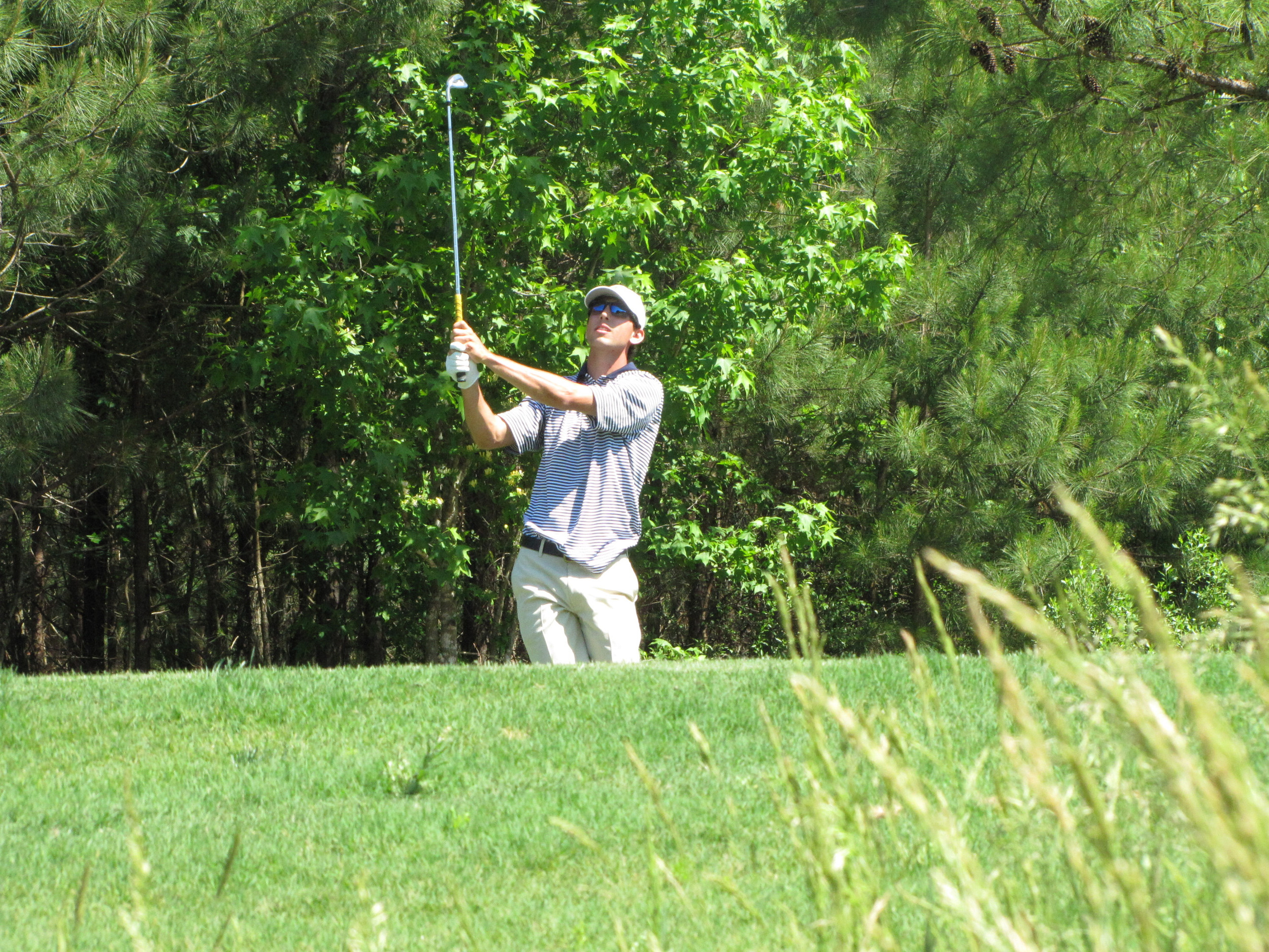 Seth Reeves hits his tee shot ar the par-3 6th hole during the final round of the NCAA Raleigh Regional.