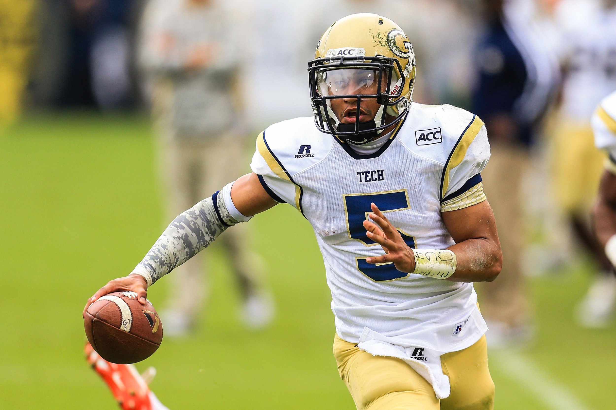Justin Thomas (5) runs the ball in the second half. Georgia Tech won 56-0. Mandatory Credit: Daniel Shirey-USA TODAY Sports