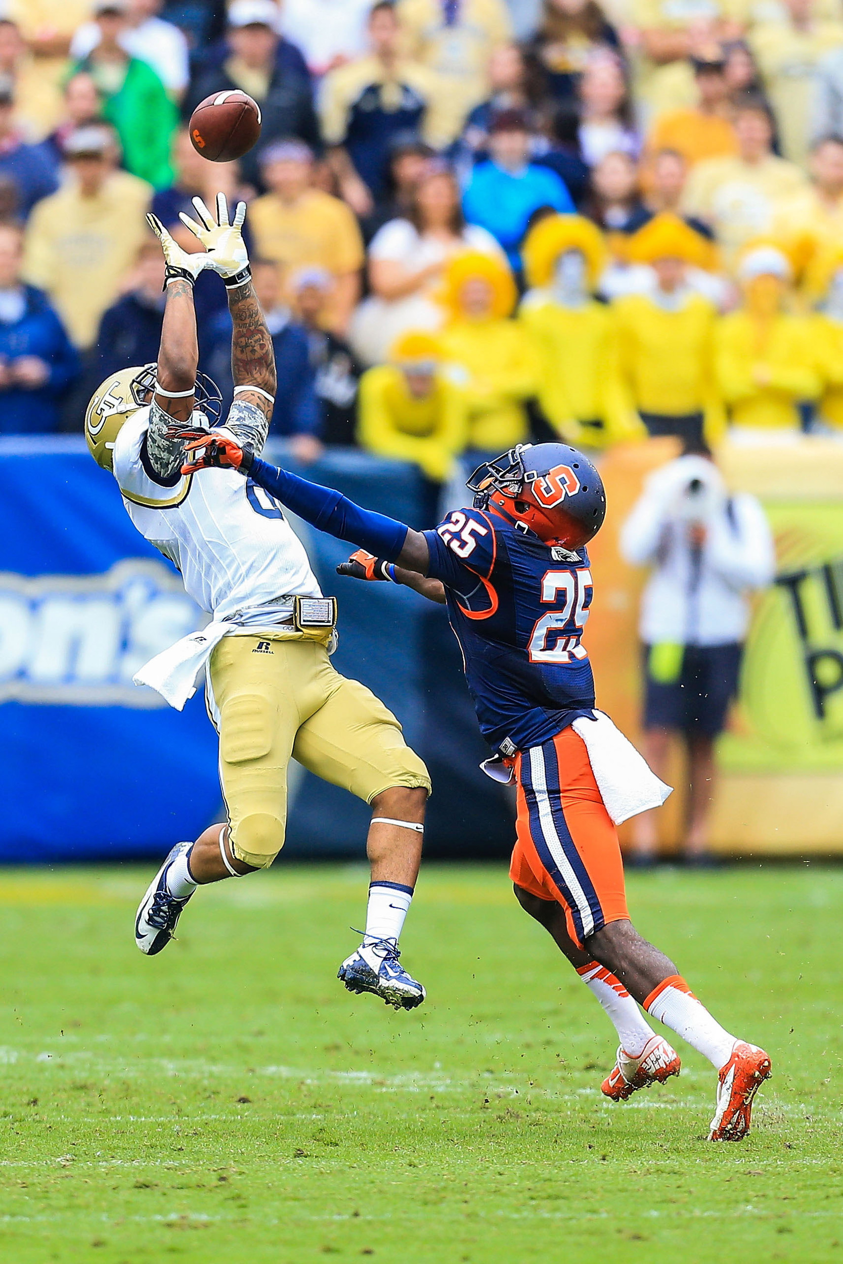 Louis Young (8) breaks up a pass intended for Syracuse Orange wide receiver Jeremiah Kobena (25). Mandatory Credit: Daniel Shirey-USA TODAY Sports