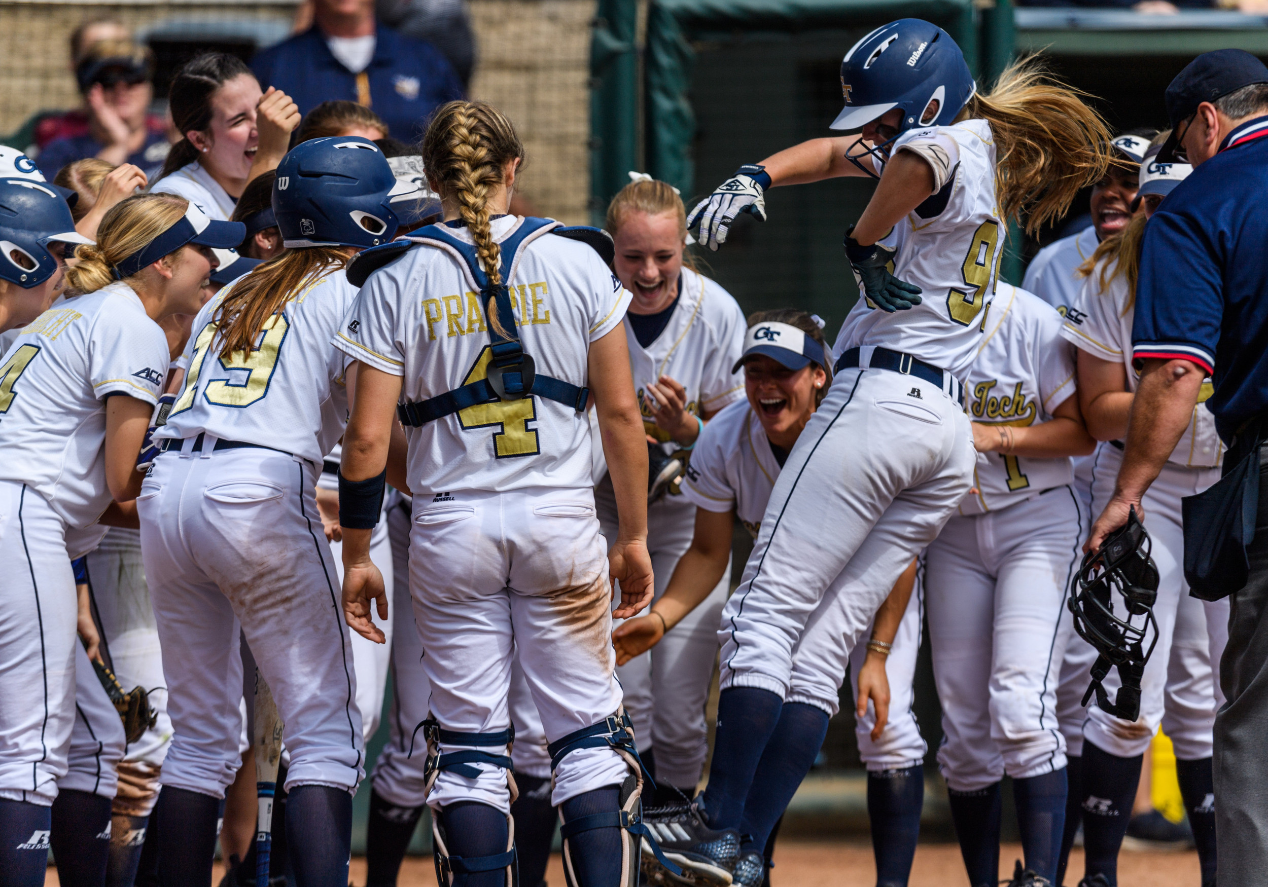 The team celebrates Draven Sonnon's (99) home run