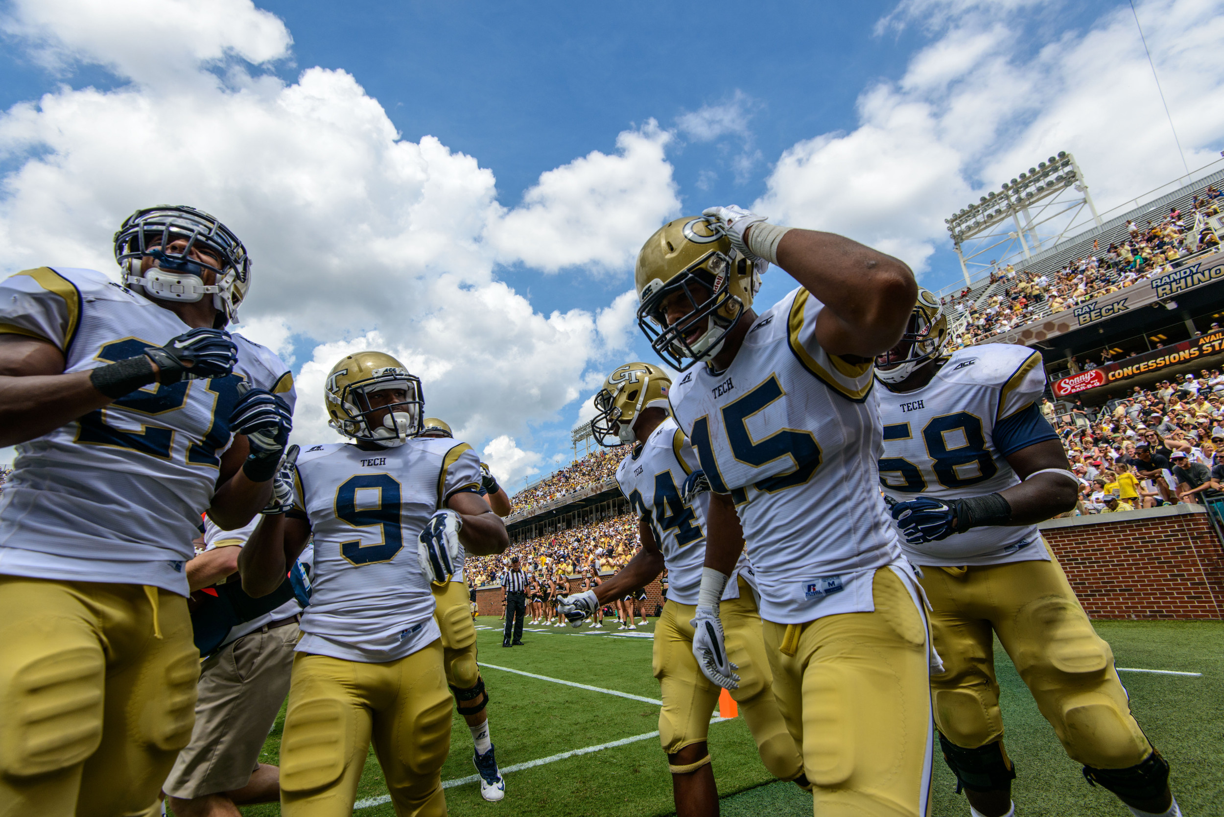 The team celebrates DeAndre Smelter's (15) touchdown
