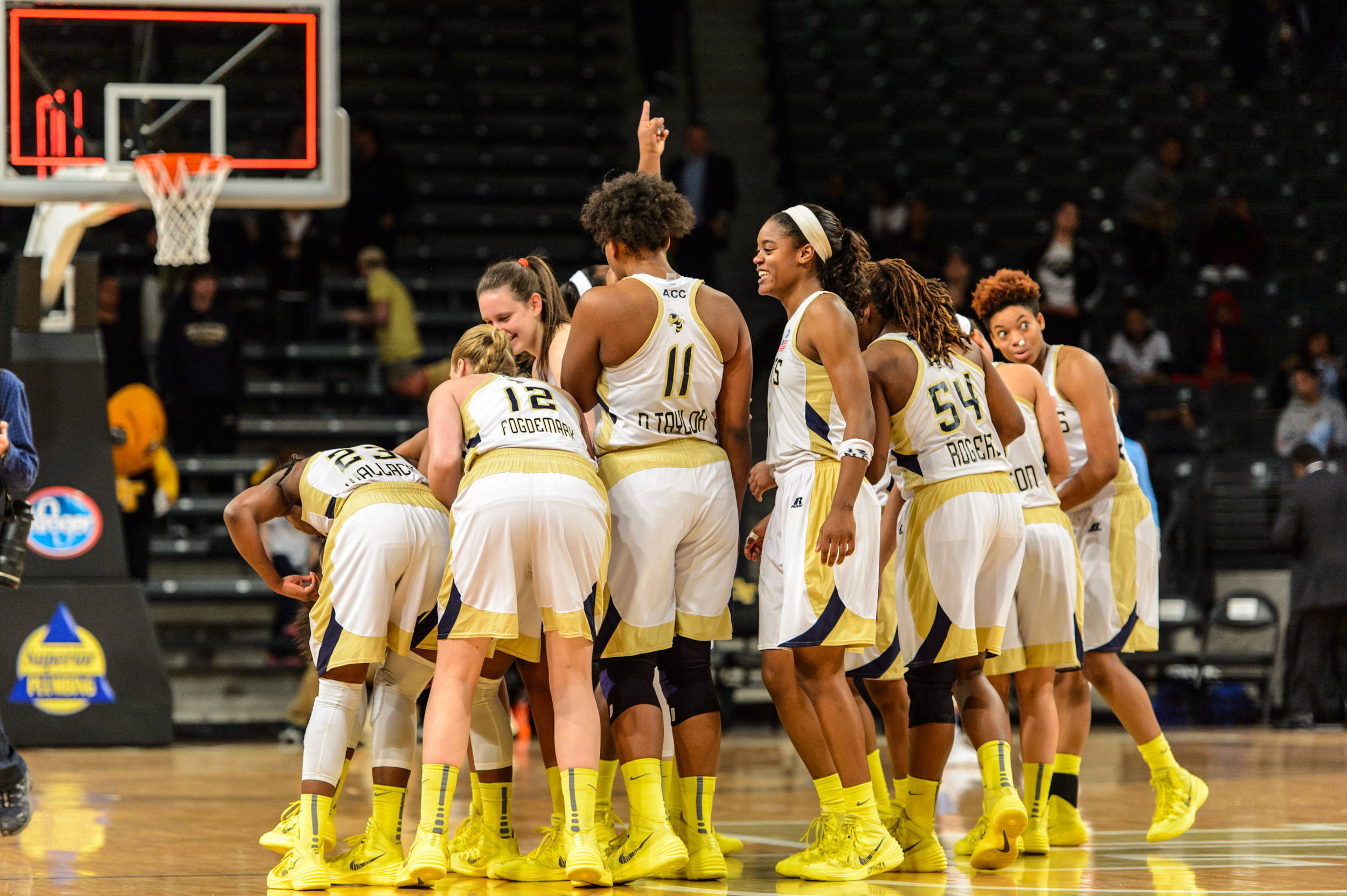 The team celebrates the upset over #13 UNC