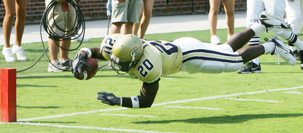 Georgia Tech running back Jamaal Evans extends for a second-half touchdown. (AP Photo/Ric Feld)