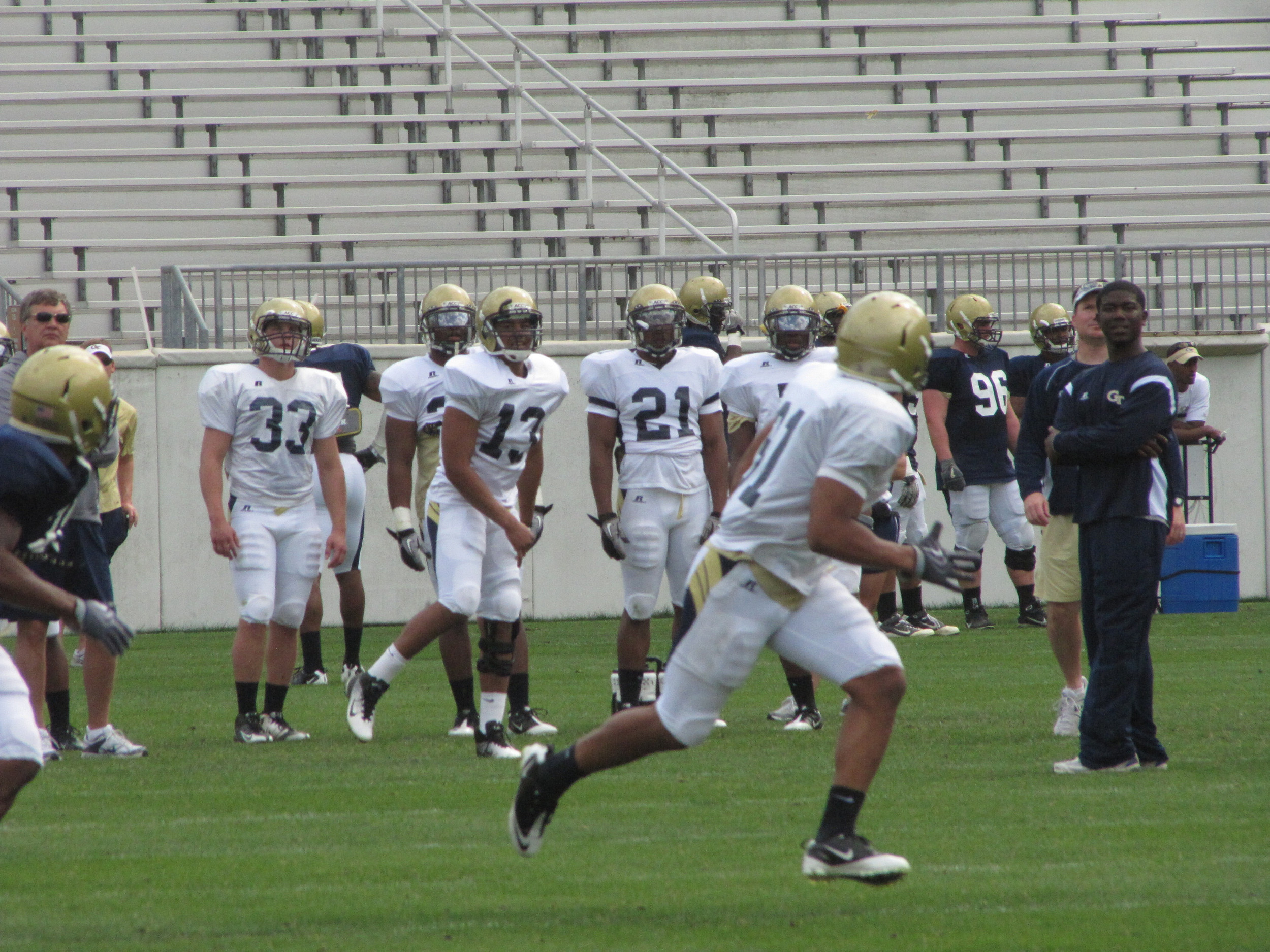 Tevin Washington attempts a pass - Georgia Tech Football Practice - April 4, 2011