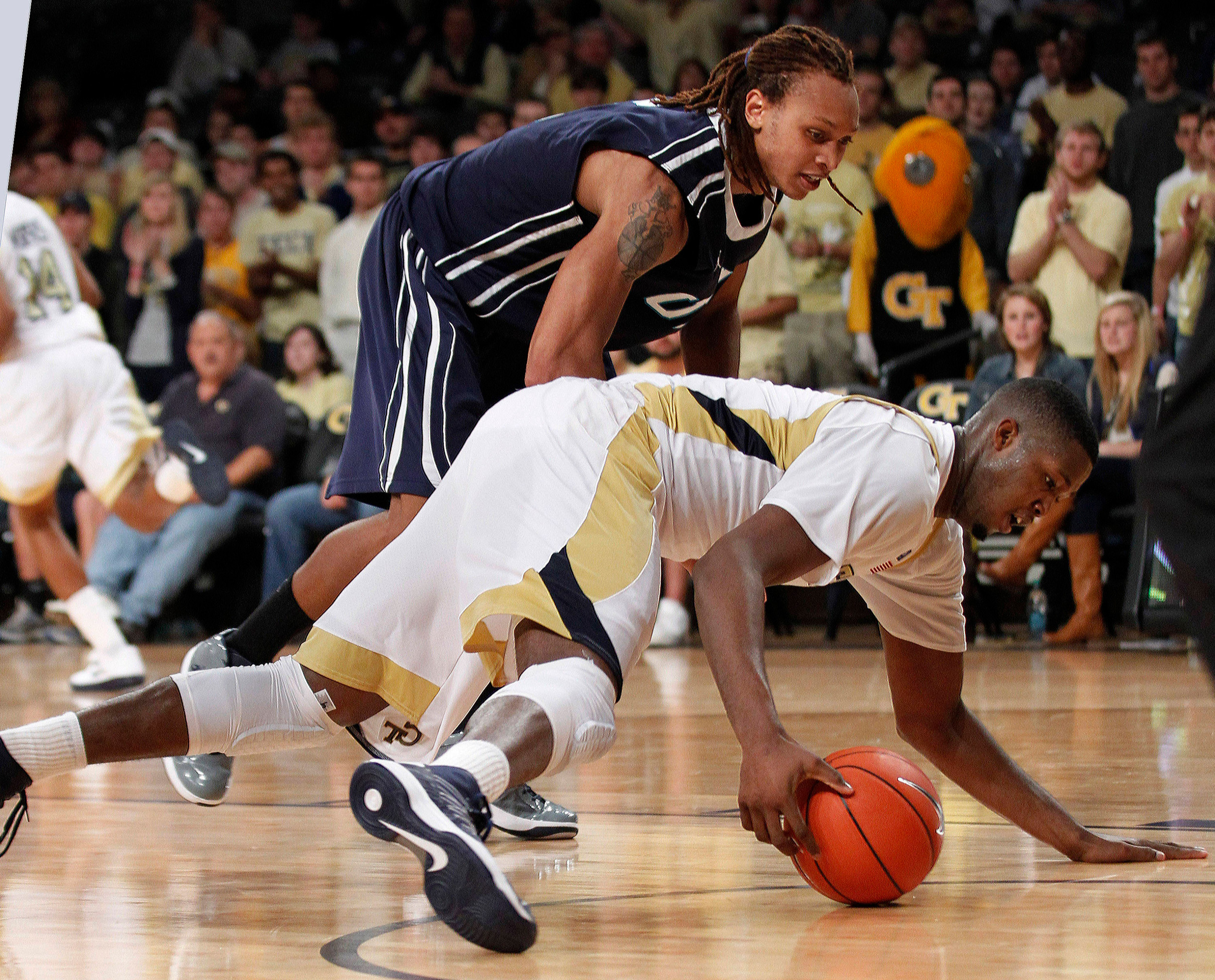 Georgia Tech forward Robert Carter (4) and North Carolina-Wilmington forward Keith Rendleman (2) scramble for a loose ball in the second half. (AP Photo/John Bazemore)