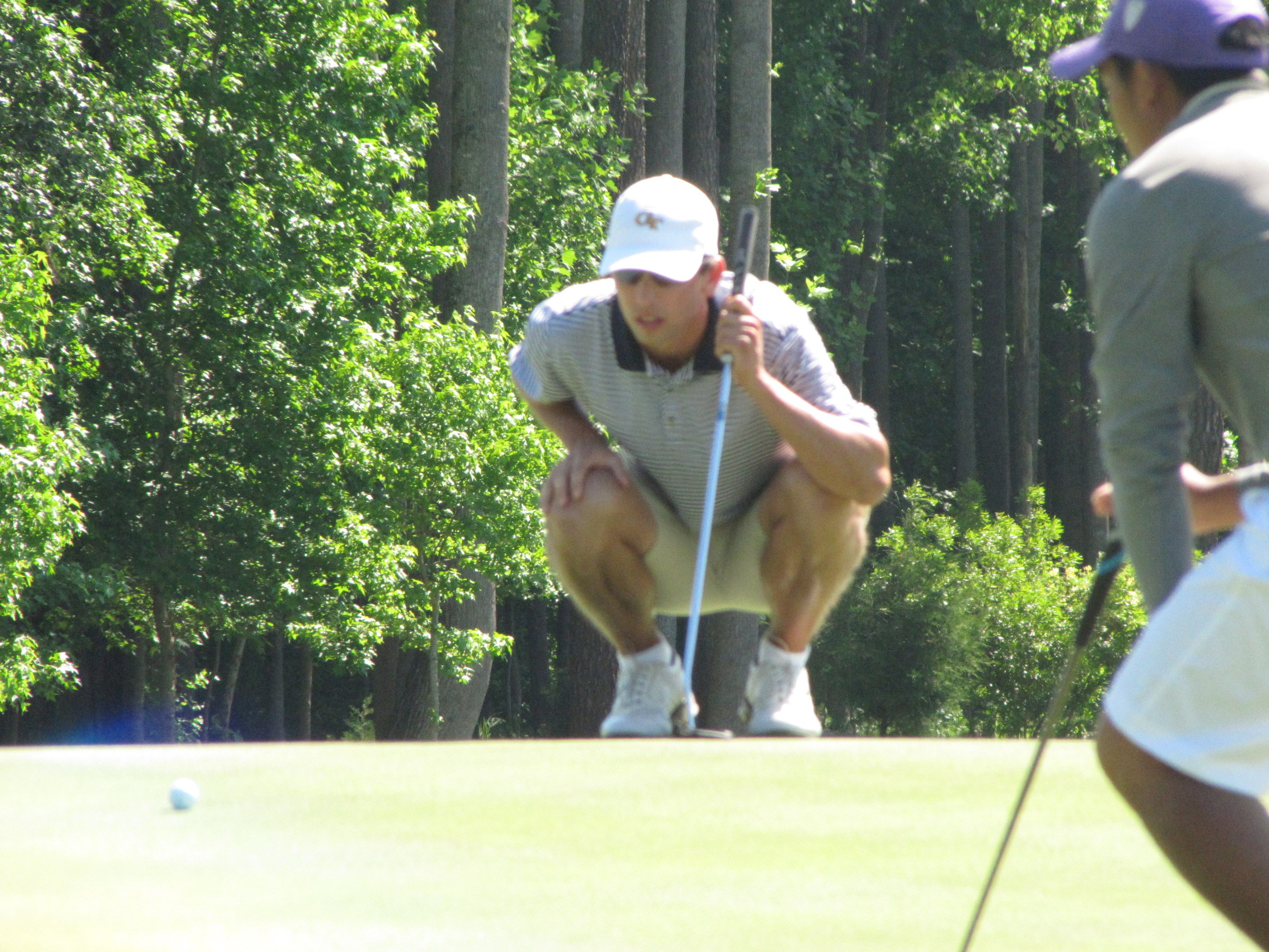 Seth Reeves lines up a birdie putt at the 3rd green during the final round of the NCAA Raleigh Regional.