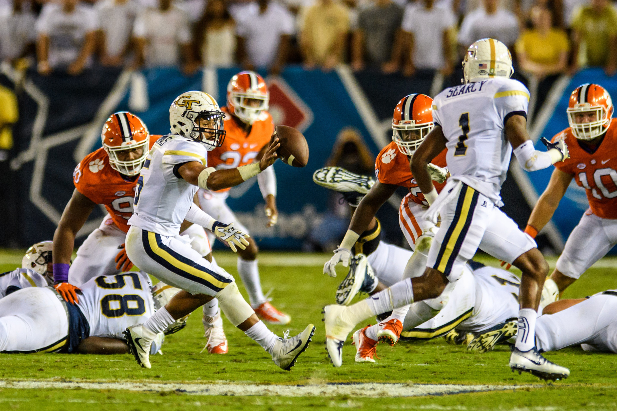 Qua Searcy (1) takes the pitch from Justin Thomas (5) in the first half versus Clemson on Sept. 22, 2016.