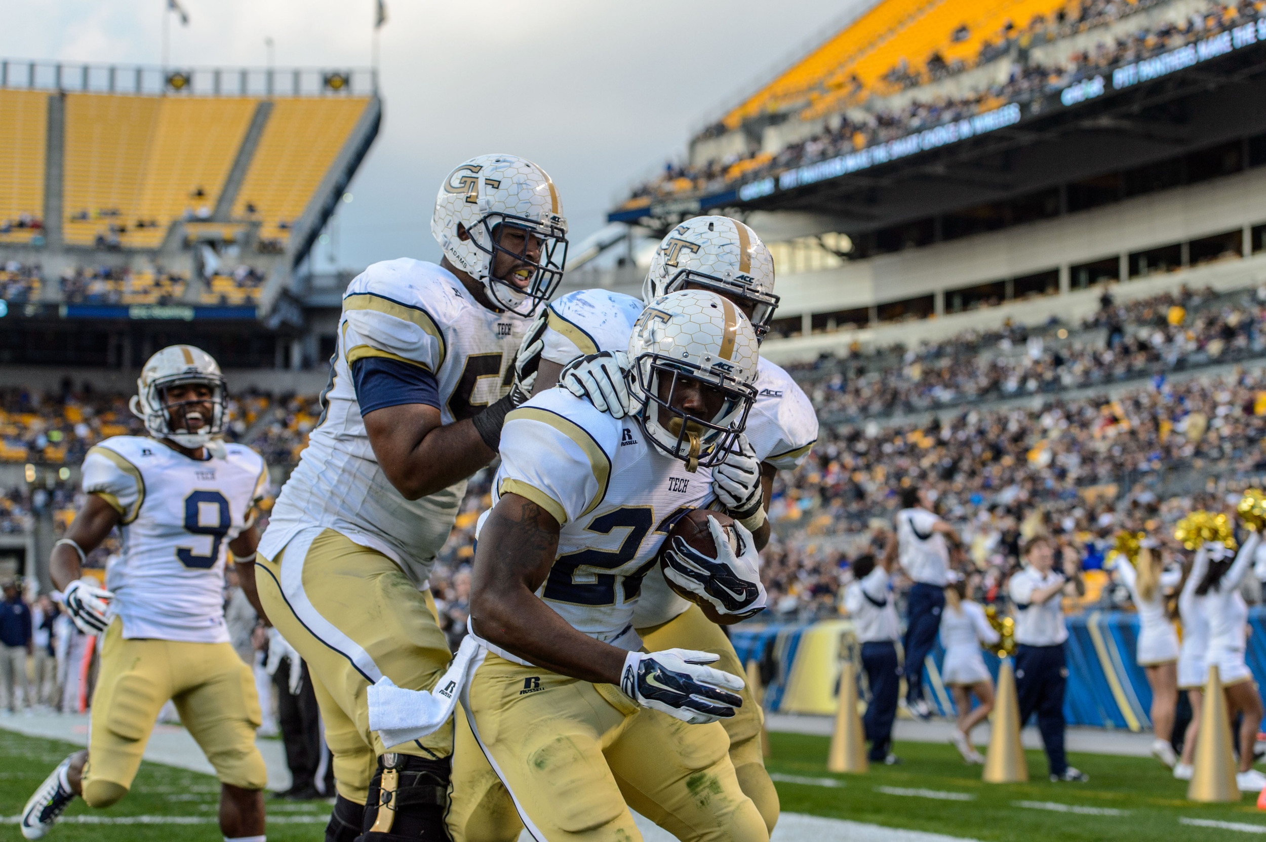 The team celebrates a Broderick Snoddy (22) touchdown!