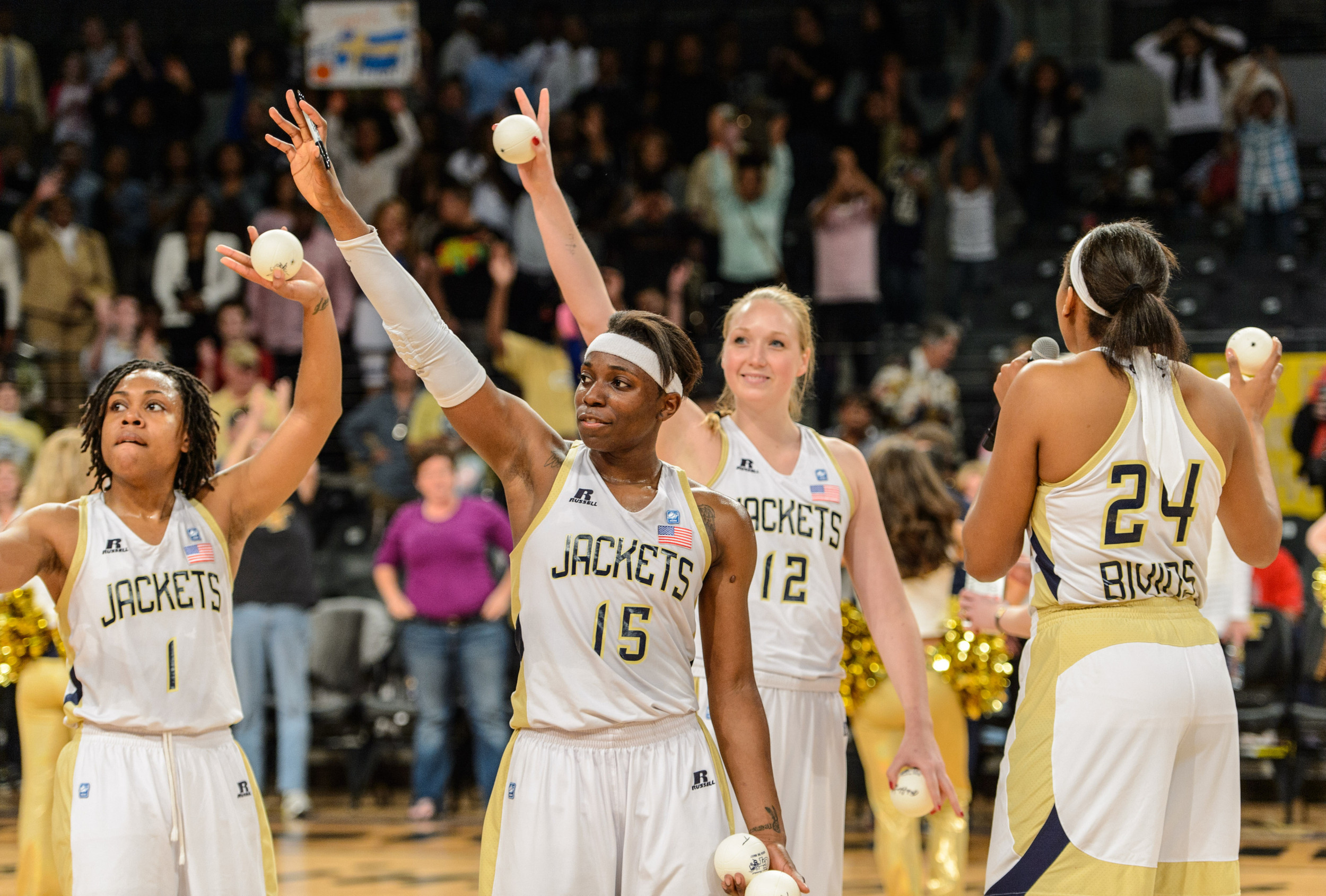 Shayla Bivins (24), Frida Fogdemark (12), Tyaunna Marshall (15), and Dawnn Maye (1) thank the fans.