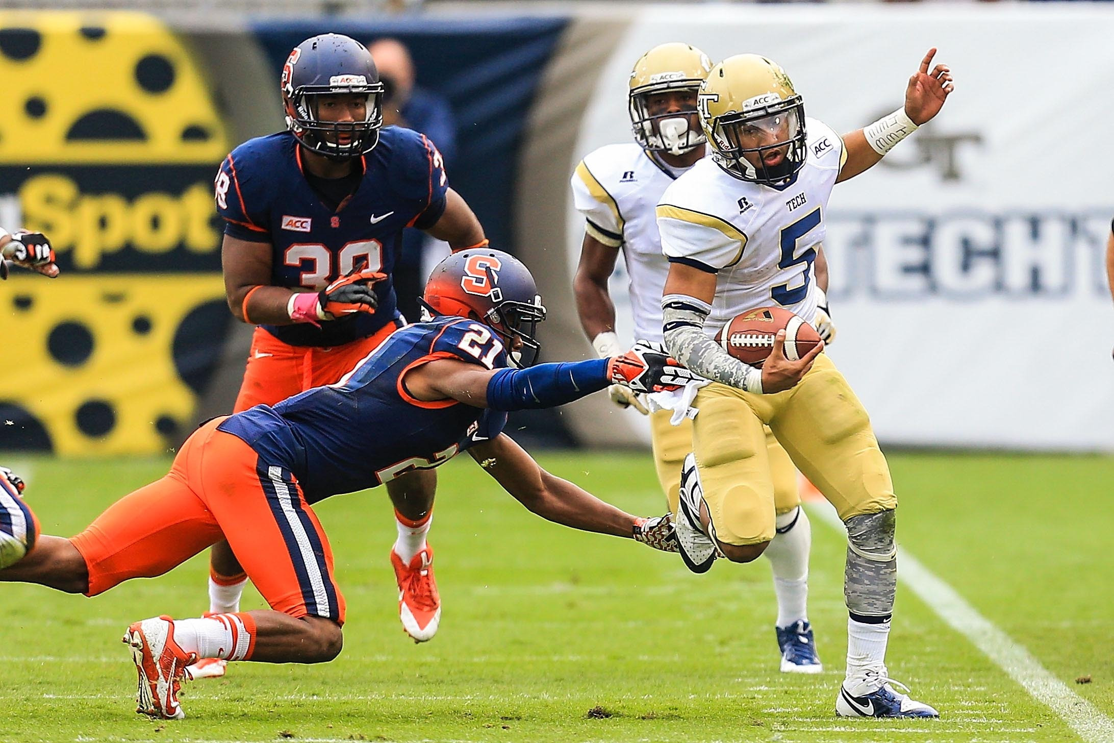 Justin Thomas (5) runs the ball past Syracuse Orange cornerback Julian Whigham (21). Mandatory Credit: Daniel Shirey-USA TODAY Sports
