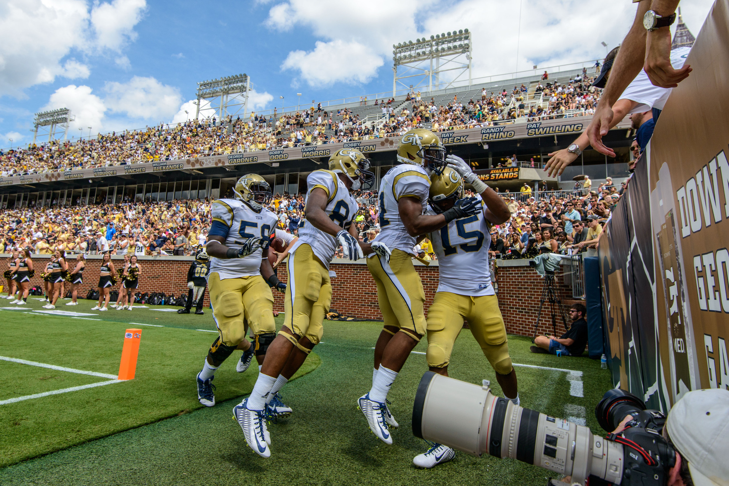 The team celebrates DeAndre Smelter's (15) touchdown