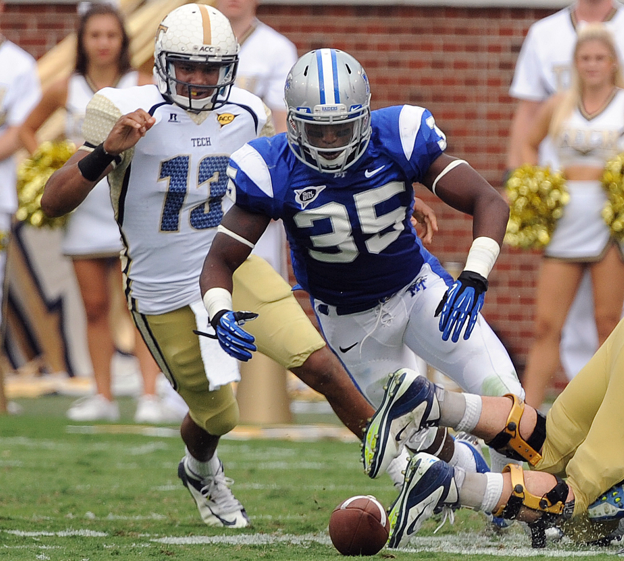 Georgia Tech's Tevin Washington (13) and Middle Tennessee State's Craig Allen (35) scramble to recover the fumble in the second half. (AP Photo/Atlanta Journal-Constitution, Johnny Crawford)