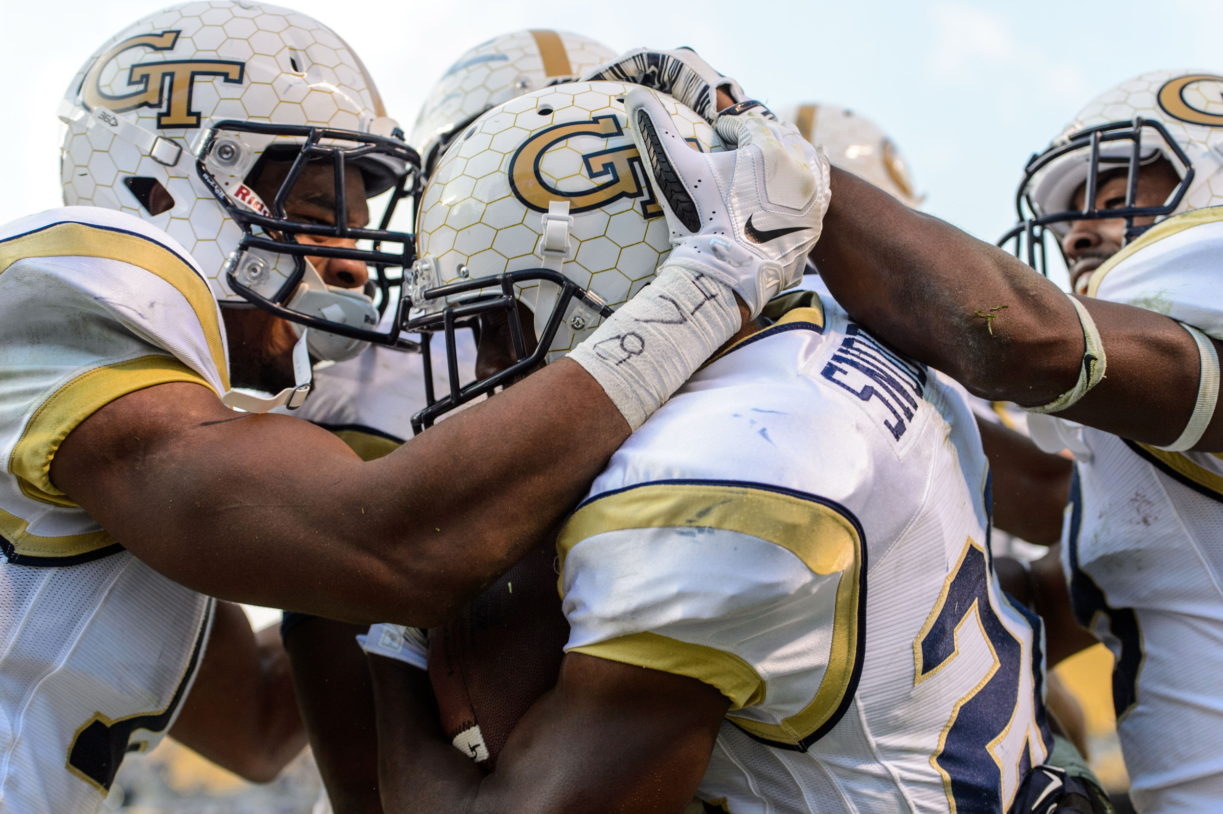 The team celebrates a Broderick Snoddy (22) touchdown!