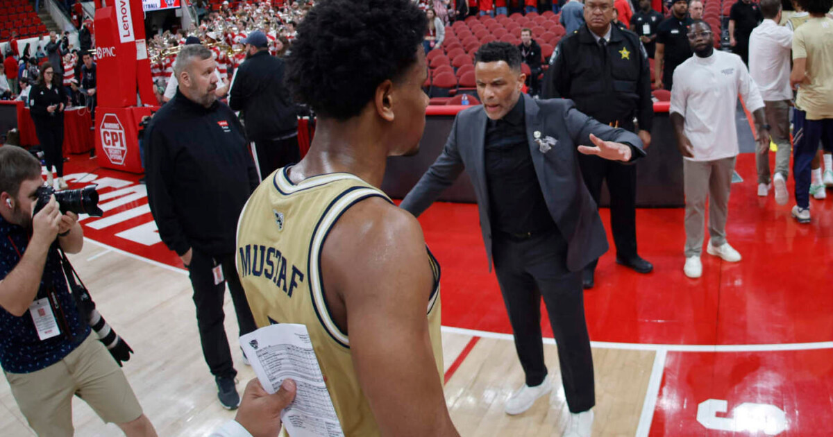 Jackets Upend Wolfpack in 78-74 Road Win