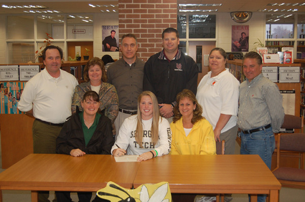 Caitlin Jordan signing her national letter of intent