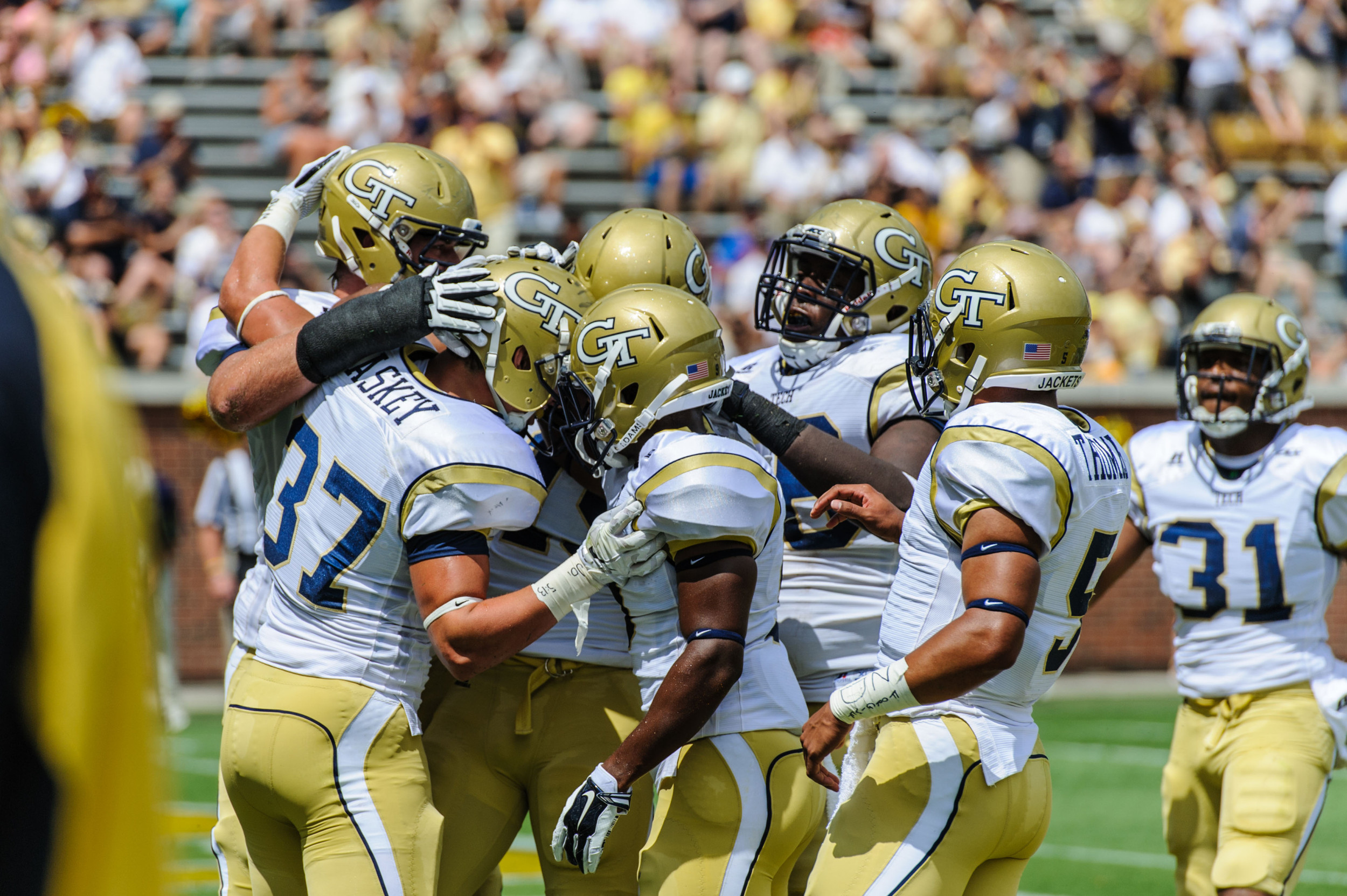 The team celebrates Zach Laskey's (37) Touchdown