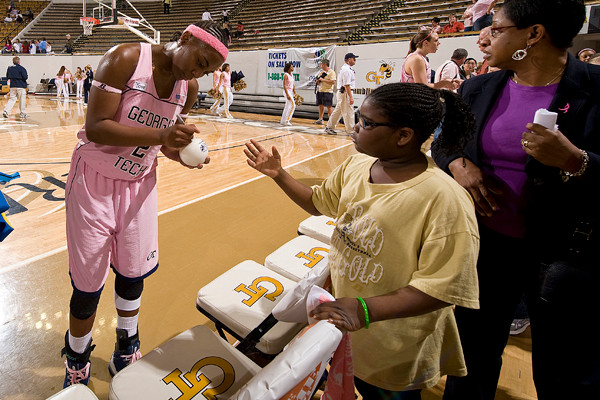 Mo Bennett signs an autograph